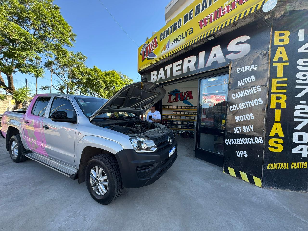 Camioneta atendida frente al centro de baterías Liva de José C. Paz