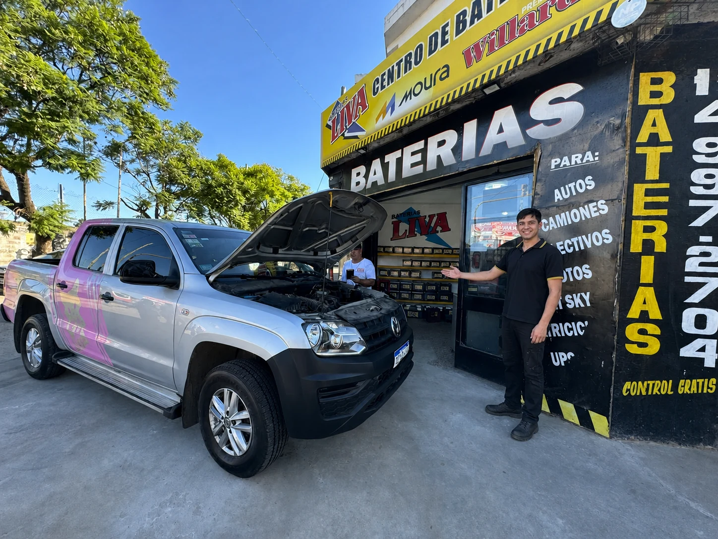 Integrante de Baterías Liva recibiendo a un cliente en el centro de baterías